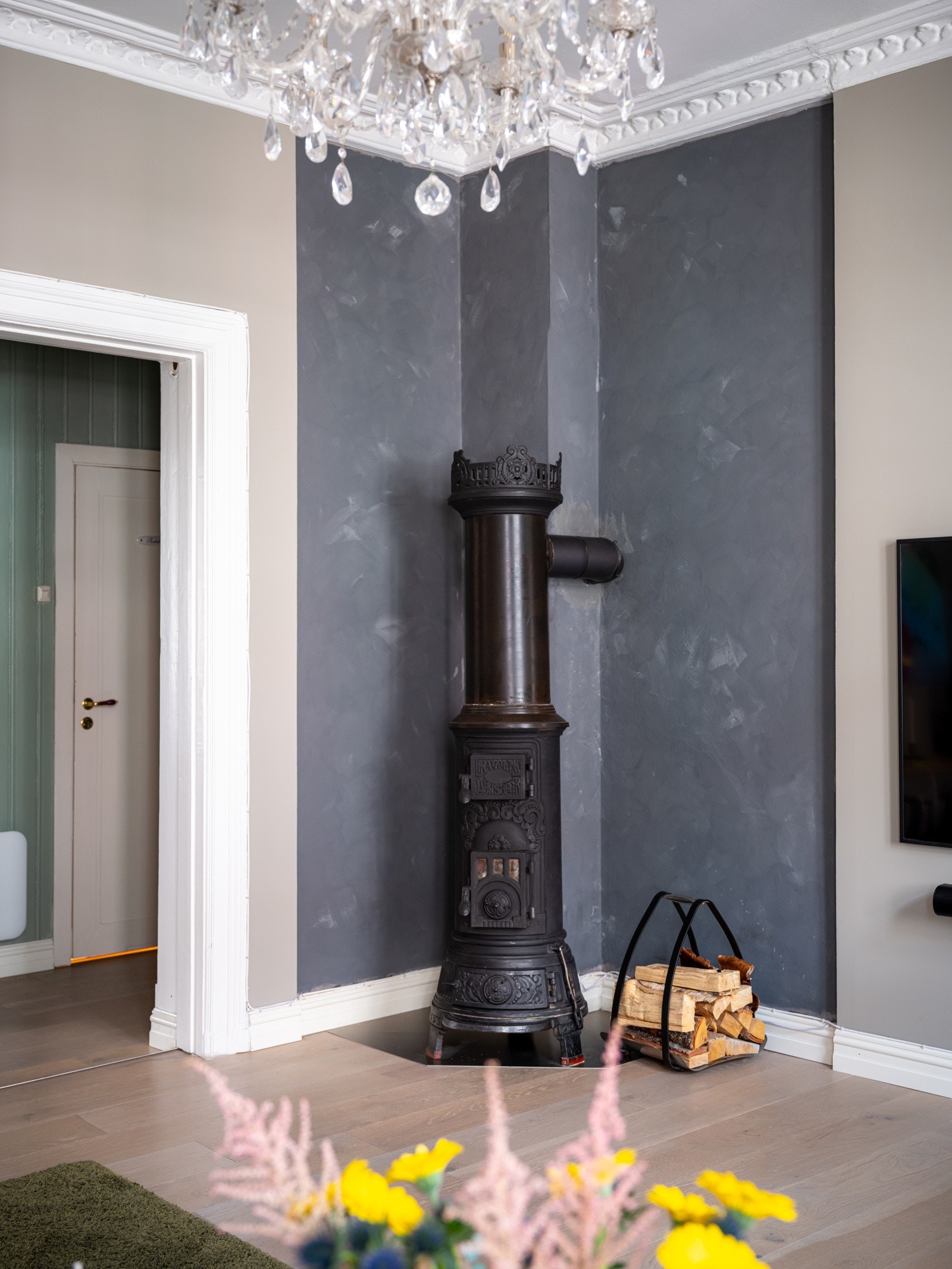 I rommet er det en fin vedovn for hyggelig oppvarming. Galleribilde