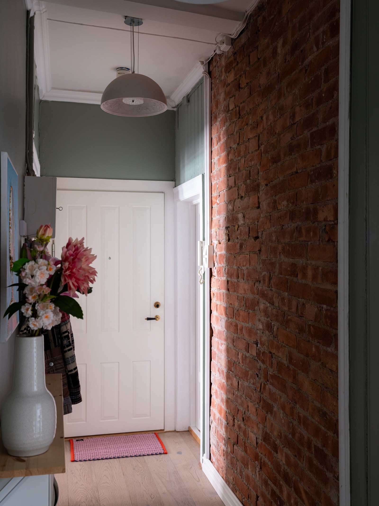 Klassisk teglstein på veggen gir gangen et sjarmerende preg. Galleribilde