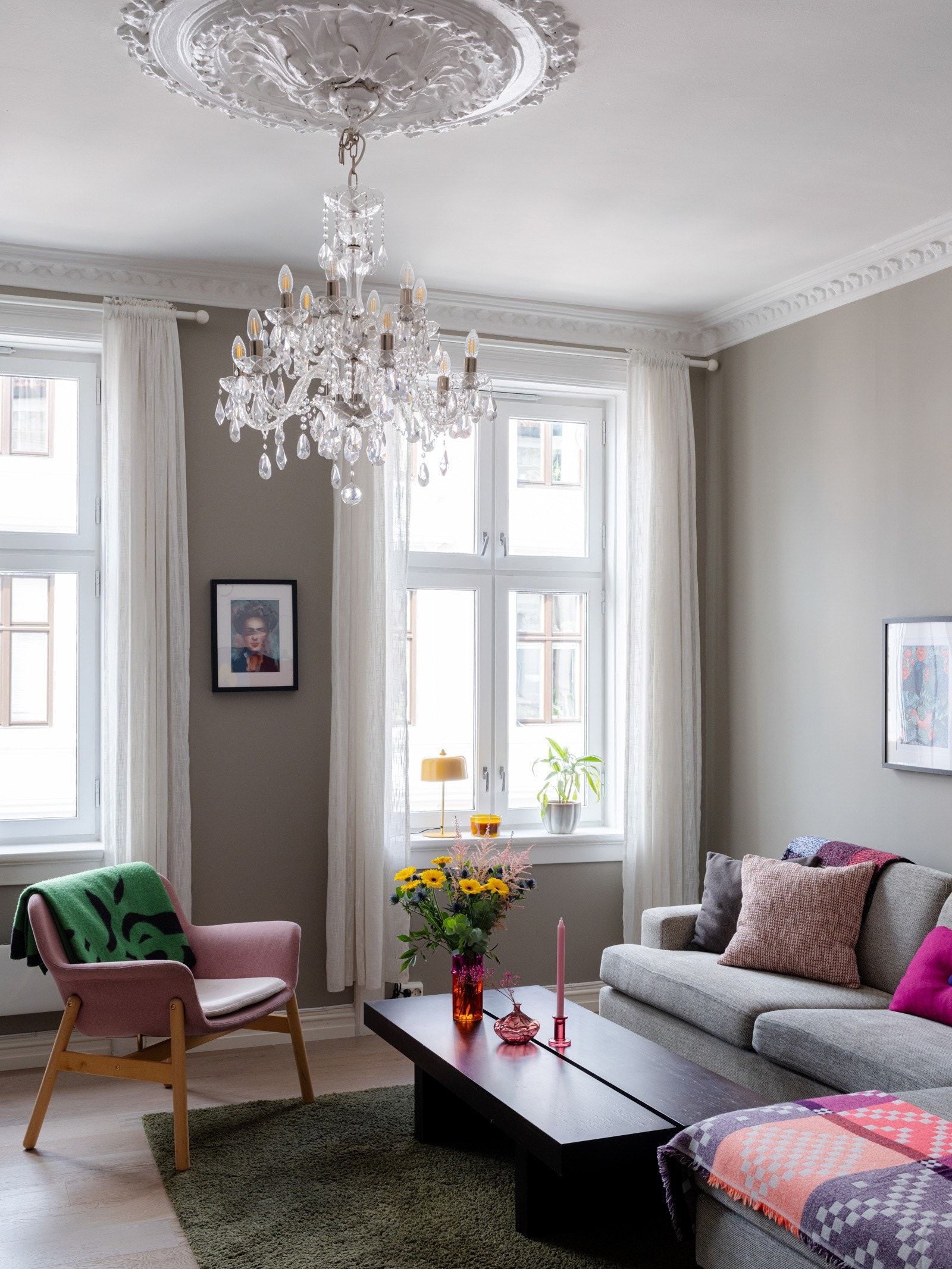 Leiligheten oppleves svært luftig med en takhøyde på 2,90 meter i stuen, samt store vindusflater som gir gode innvendig lysforhold. Galleribilde