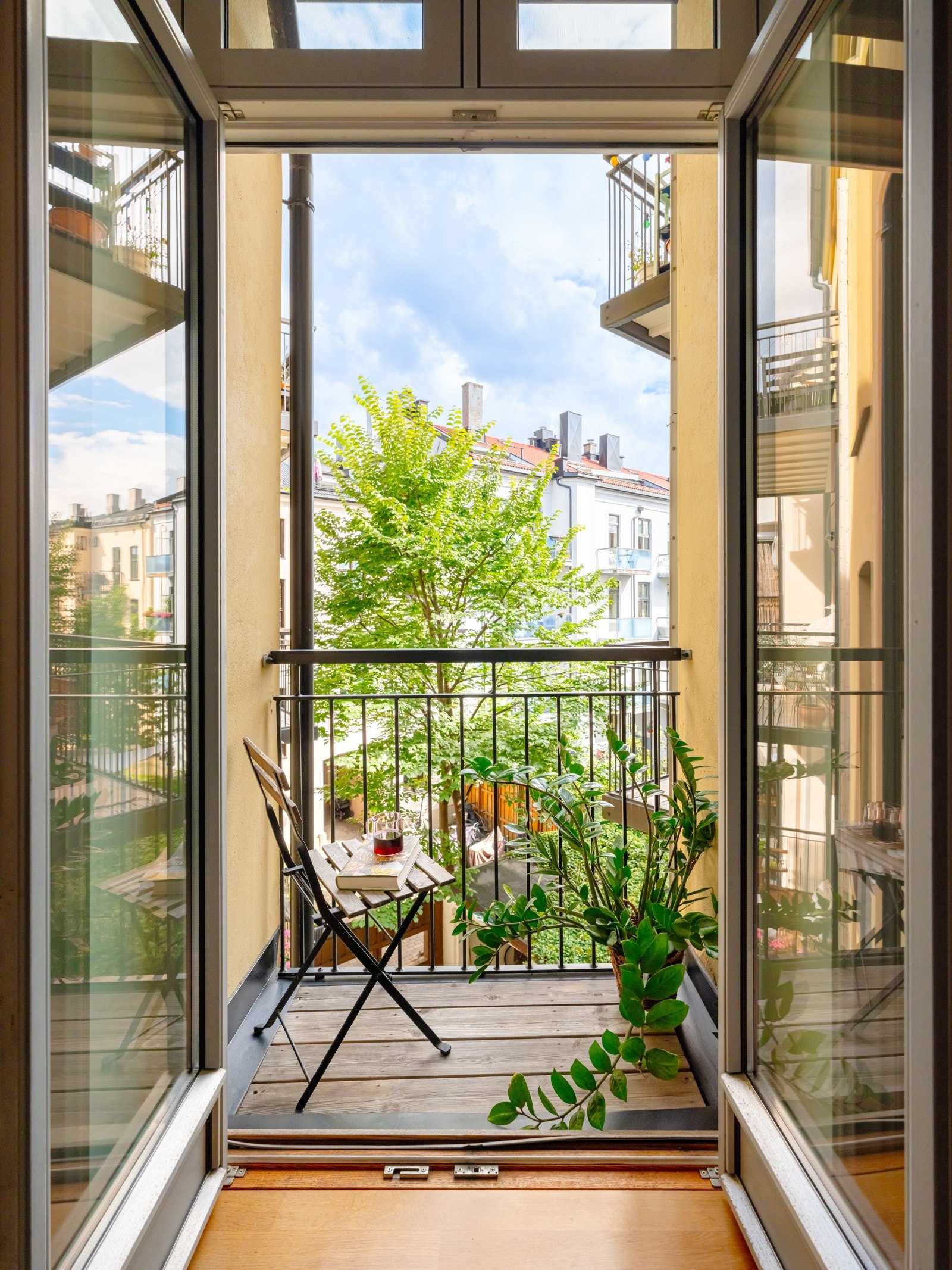 Fra kjøkkenet har du utgang til en herlig luftebalkong som vender inn mot rolig og hyggelig bakgård. Galleribilde