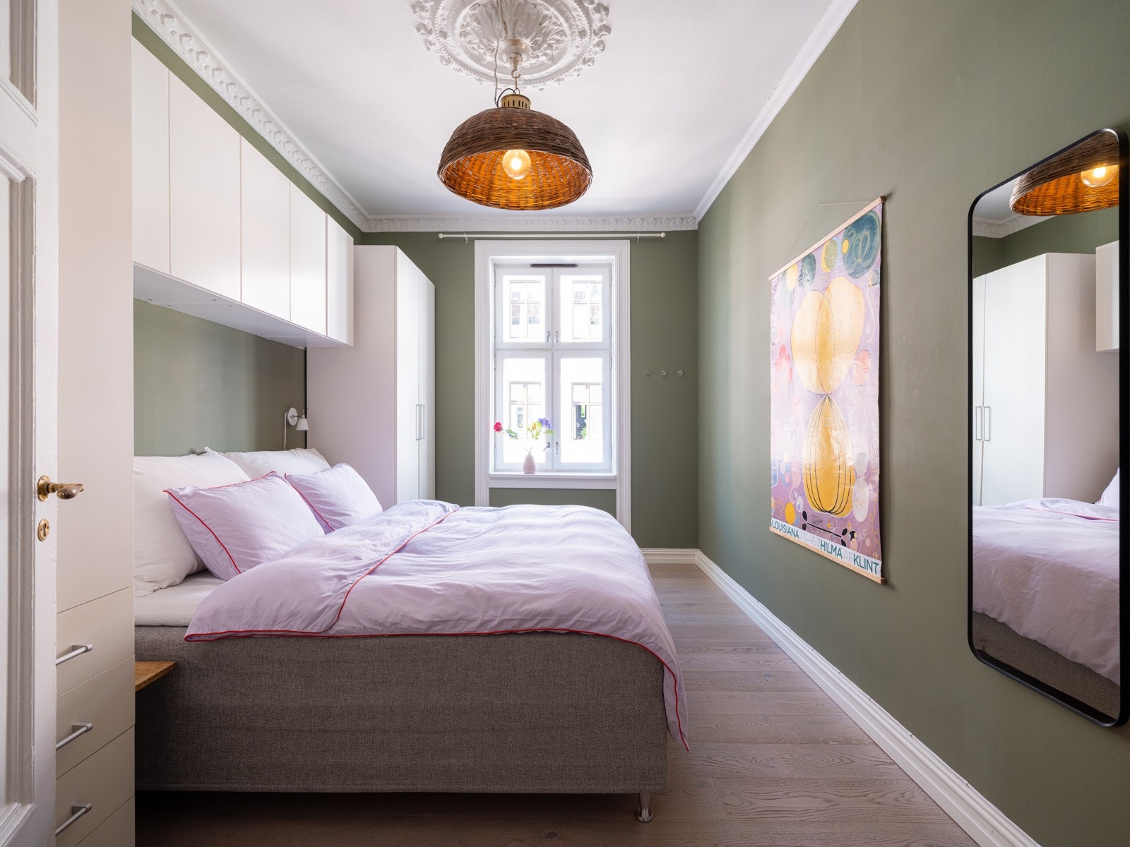 Leiligheten har et luftig og fint soverom med plass til dobbeltseng. Galleribilde