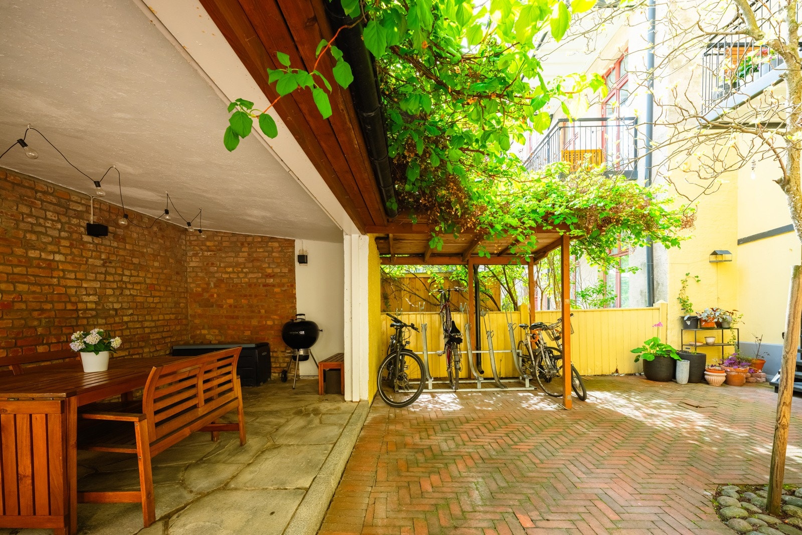 Den er utstyrt med varmelamper og grill. Galleribilde