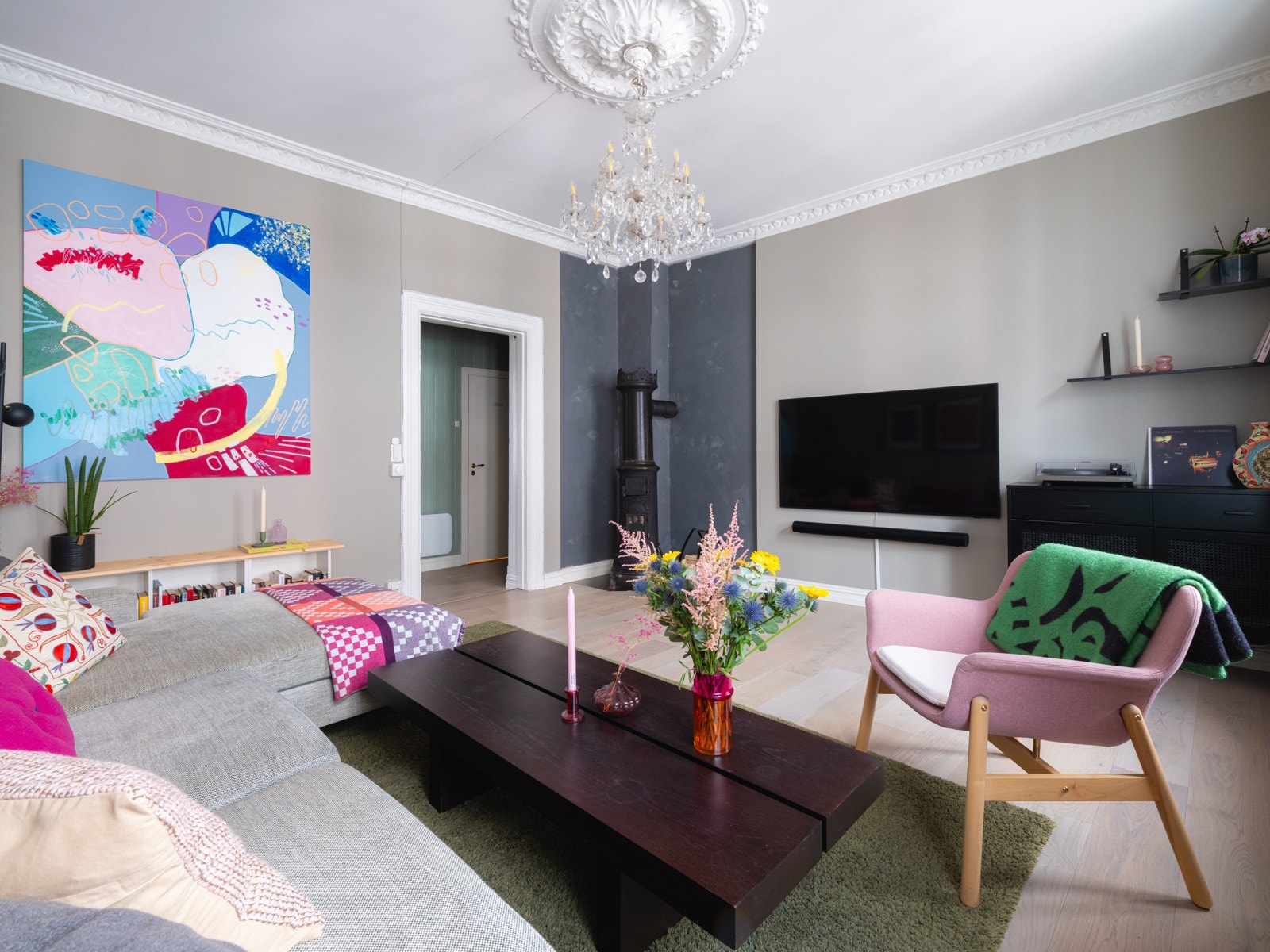 Leiligheten er vel gjennomført med lyse overflater malt i 2021, og pen en-stavs parkett på gulvet. Galleribilde