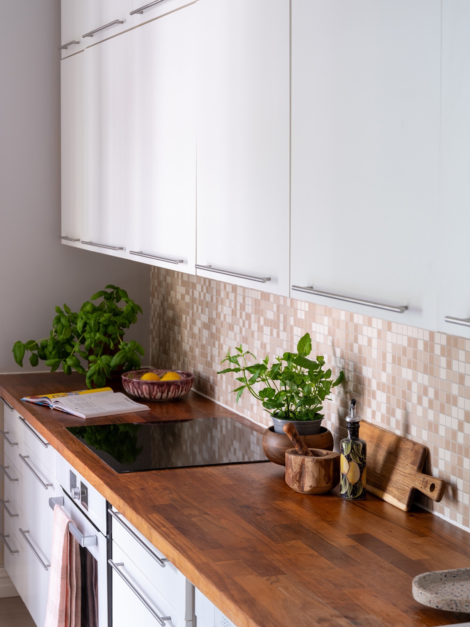 Praktisk og fin kjøkkeninnredning med gode løsninger og godt med benke- og skapplass. Galleribilde