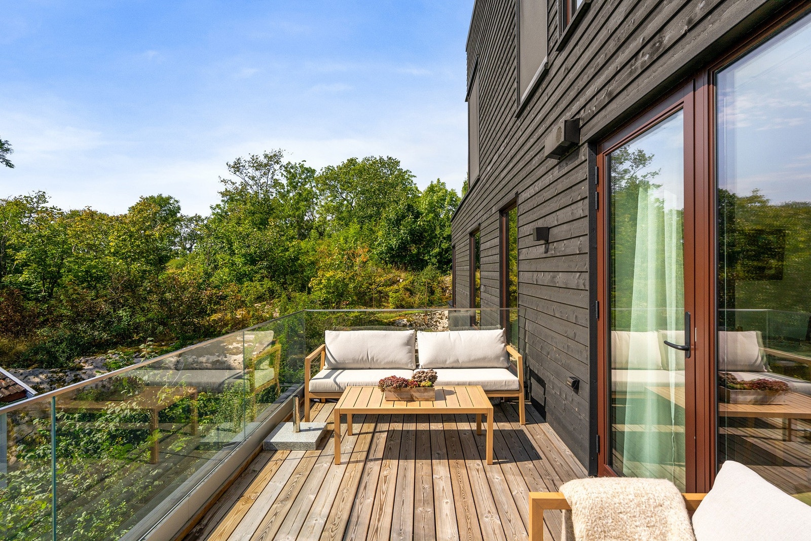 Solfylt balkong med utsikt på 11m2 Galleribilde