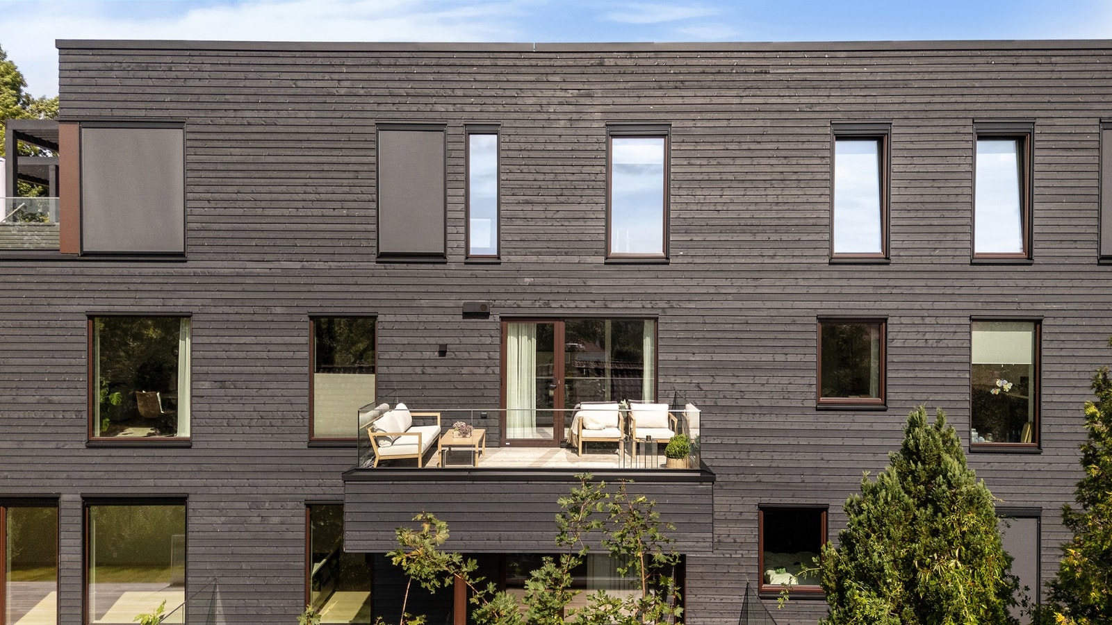 Leiligheten ligger i byggets 2. etasje og har heis fra parkeringsplassen Galleribilde