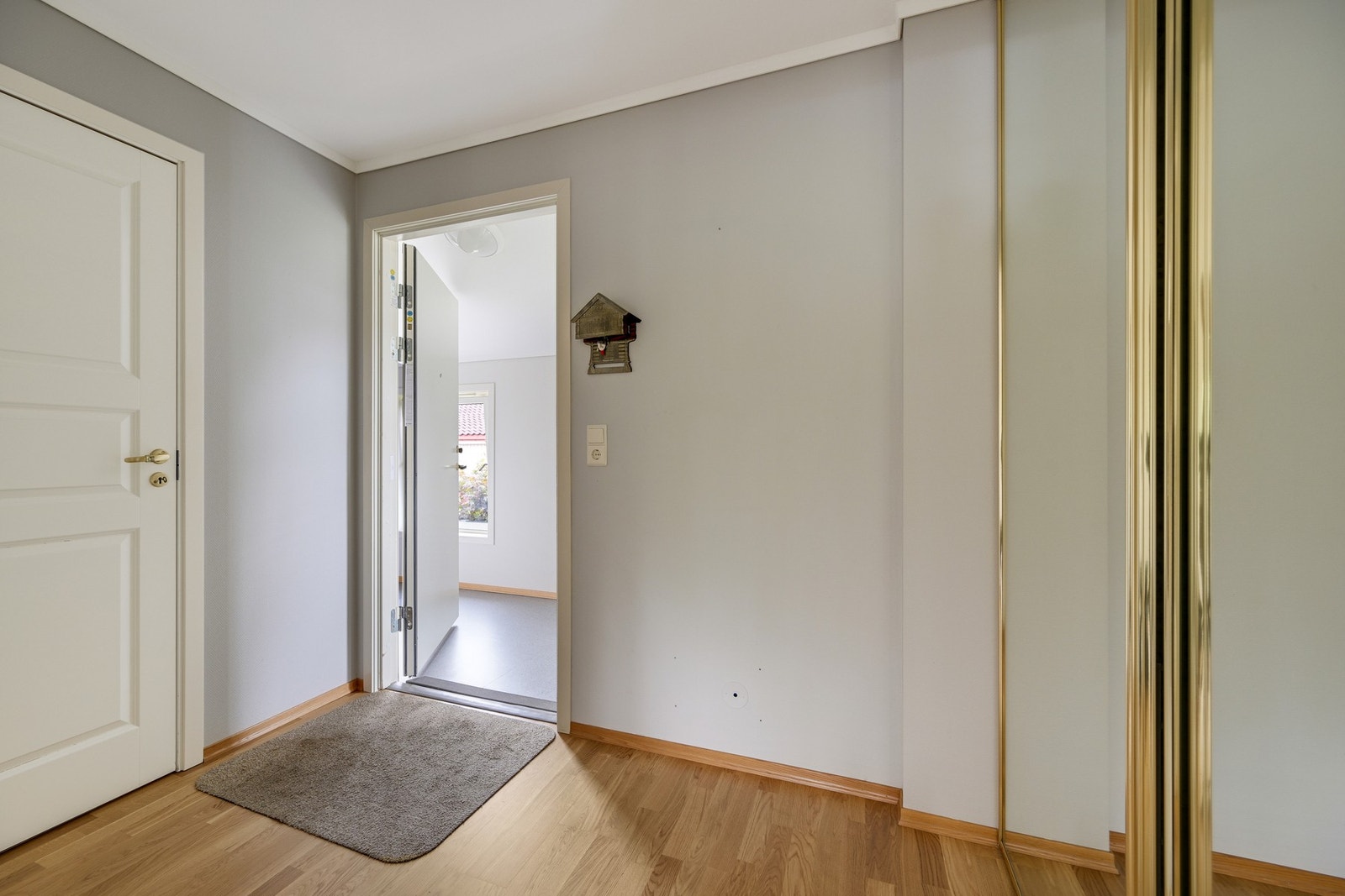 Ut til entreen med nytt pent gulv. Stor skyvedørsgarderobe og adkomst til bod Galleribilde