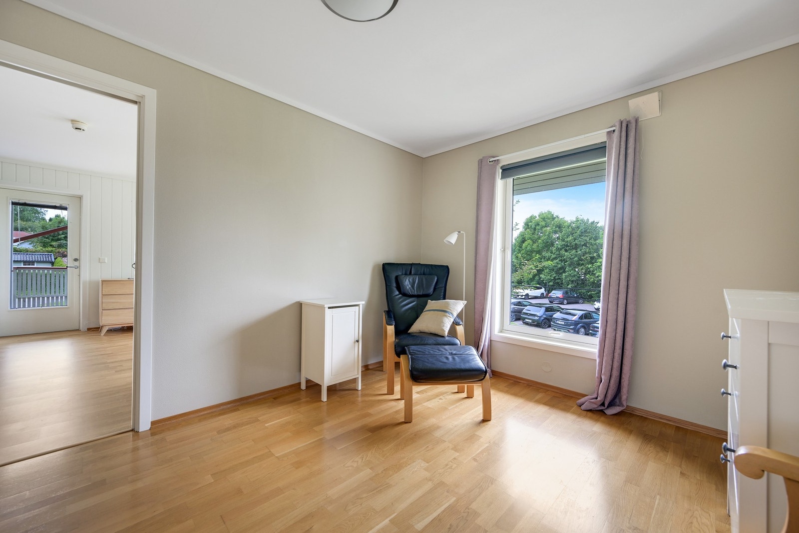 Hovedsoverom med skyvedør inn fra stuen Galleribilde
