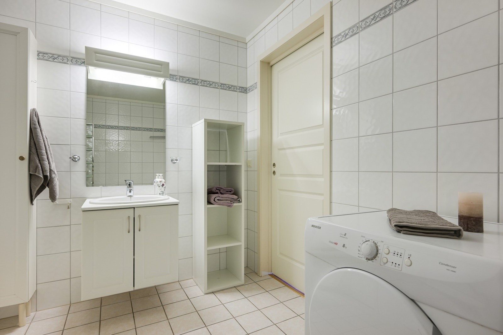 Det er varmekabler på gulvet og opplegg til vaskemaskin, som for øvrig medfølger. Galleribilde