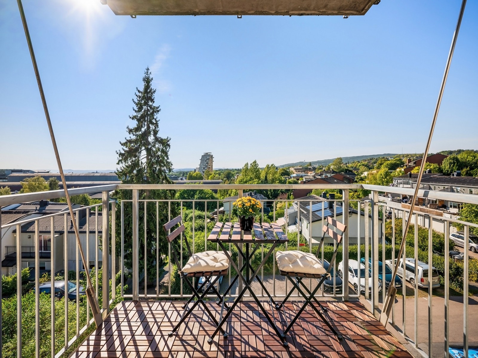 En lys og fin 2-roms hjørneleilighet med solrik balkong og fantastisk utsikt. Galleribilde