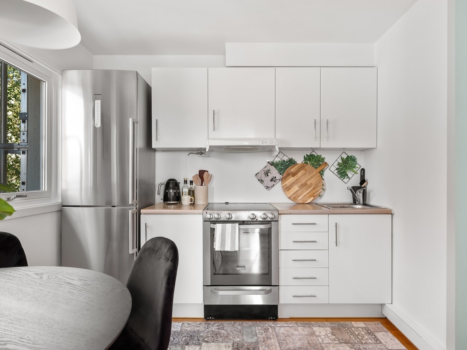 Kjøkkenet har nisjer til komfyr, oppvaskmaskin samt kjøleskap med fryser. Galleribilde