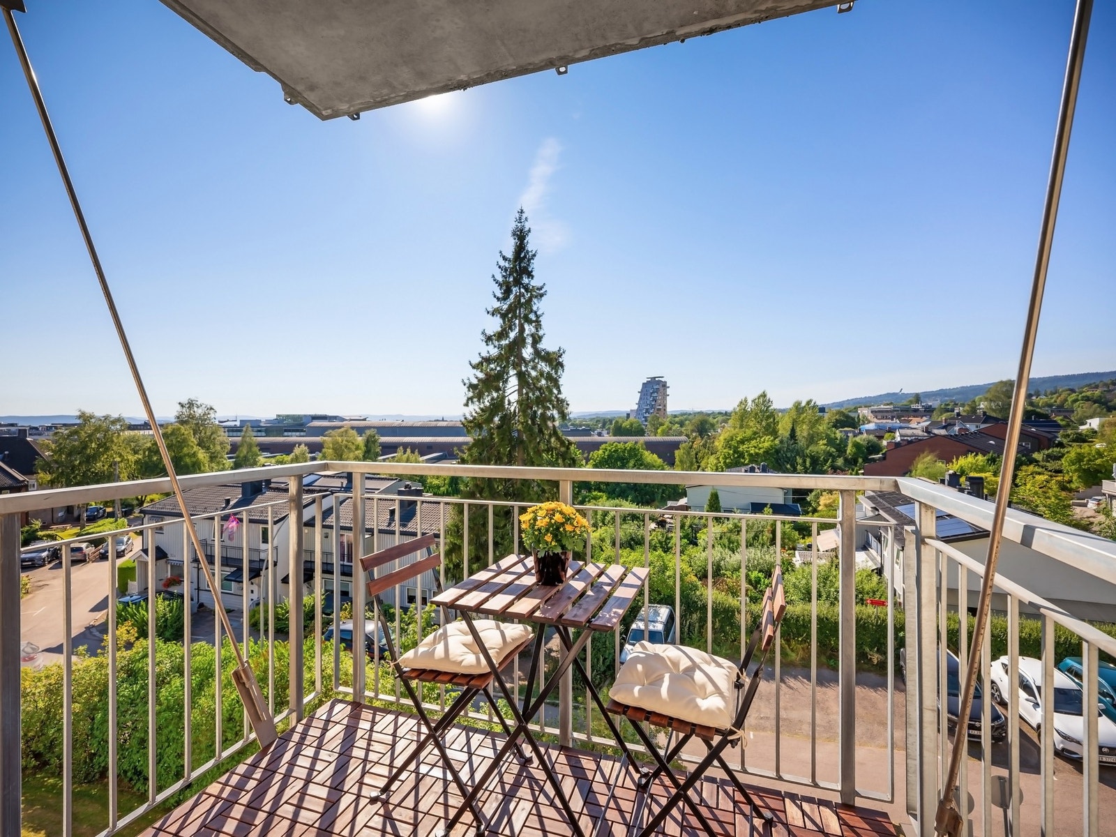 Høyt og fritt i byggets 3. etasje med heisadkomst. Galleribilde