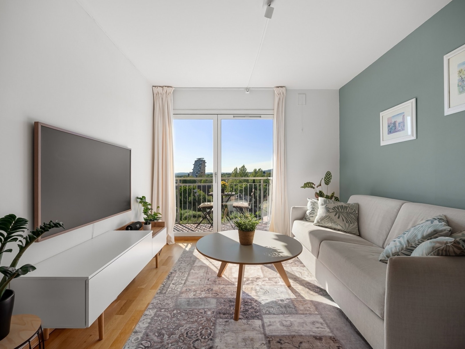 Leiligheten har store vindusflater som slipper til rikelig med naturlig lys. Galleribilde