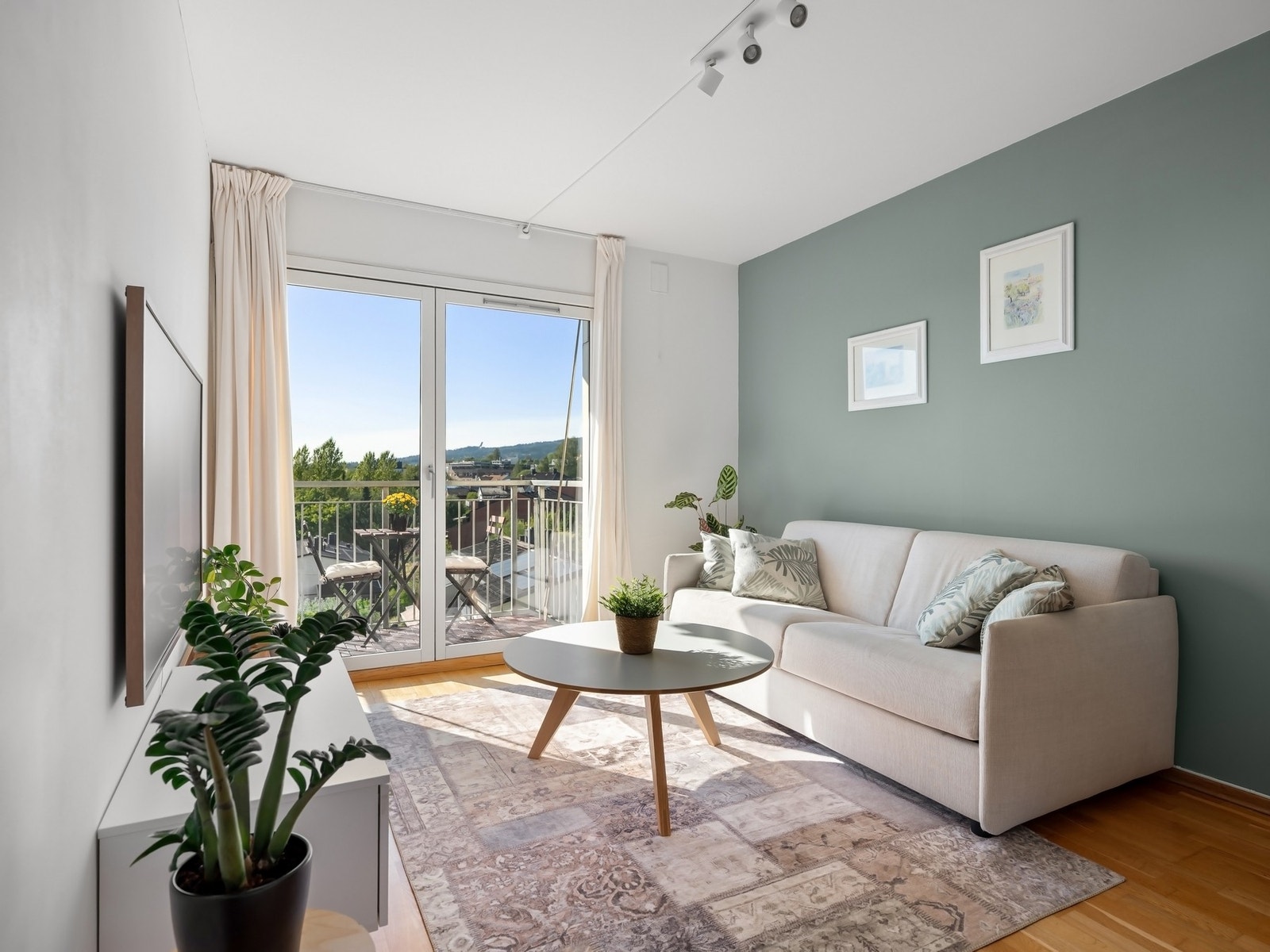 Trivelig stue med god plass til sofagruppe, sofabord og underholdningsavdeling. Galleribilde