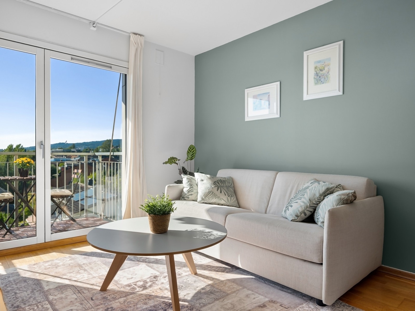 Fra stuen er det utgang til en flott balkong. Galleribilde