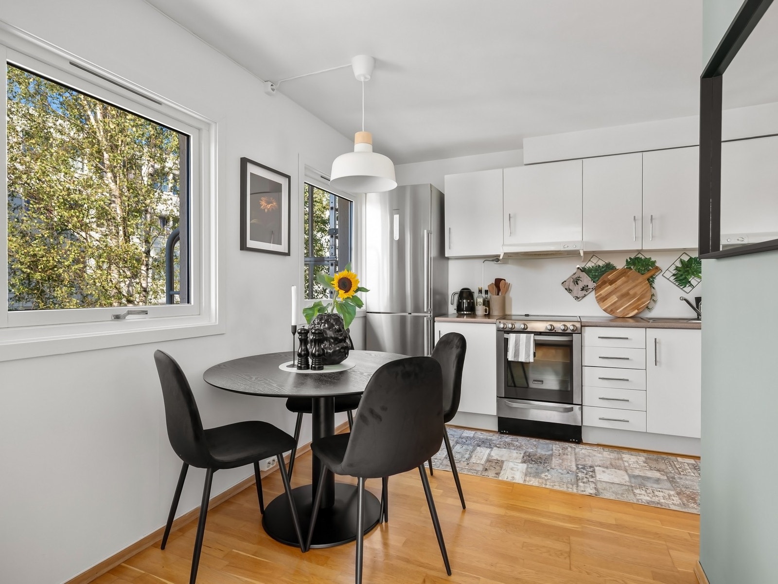 Pent kjøkken med slette fronter og laminat benkeplate. Galleribilde