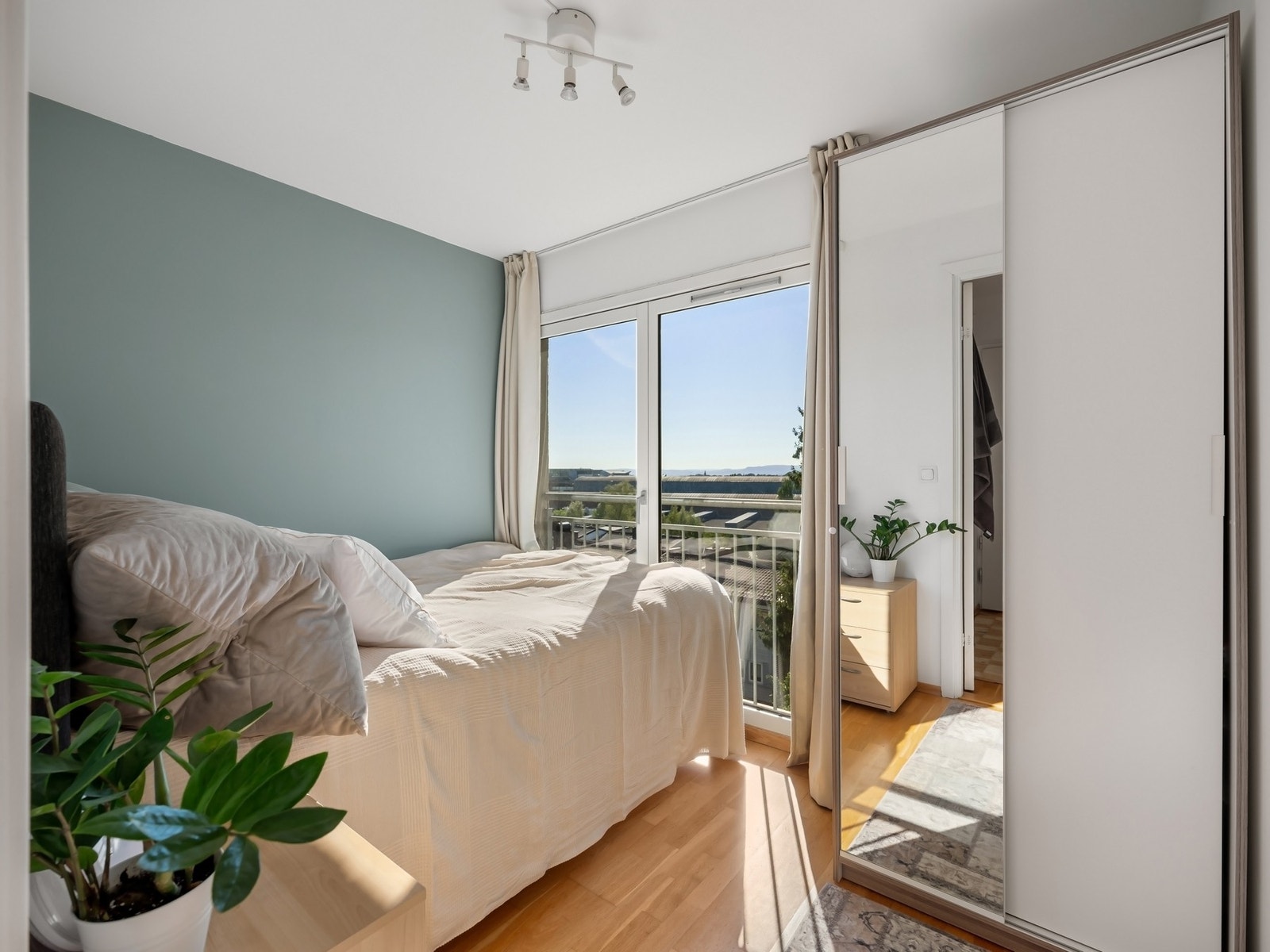 Romslig soverom med fransk balkong. Galleribilde