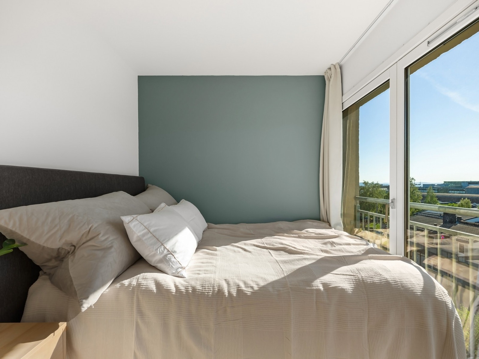 Rommet har god plass til dobbeltseng, nattbord og garderobeskap. Galleribilde