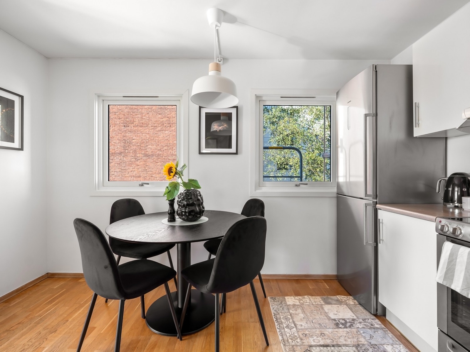 Videre er det god plass til spisebord med tilhørende spisestoler. Galleribilde