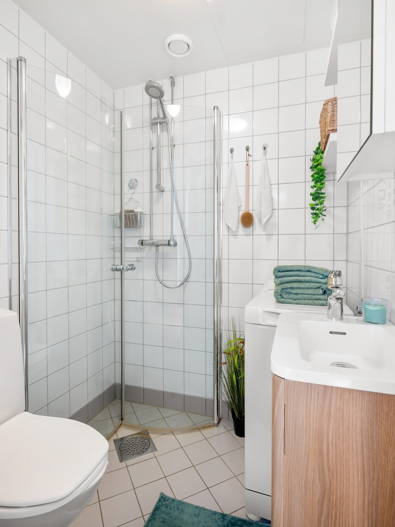 Fint, flislagt baderom med varmekabler i gulv og opplegg for vaskemaskin. Galleribilde