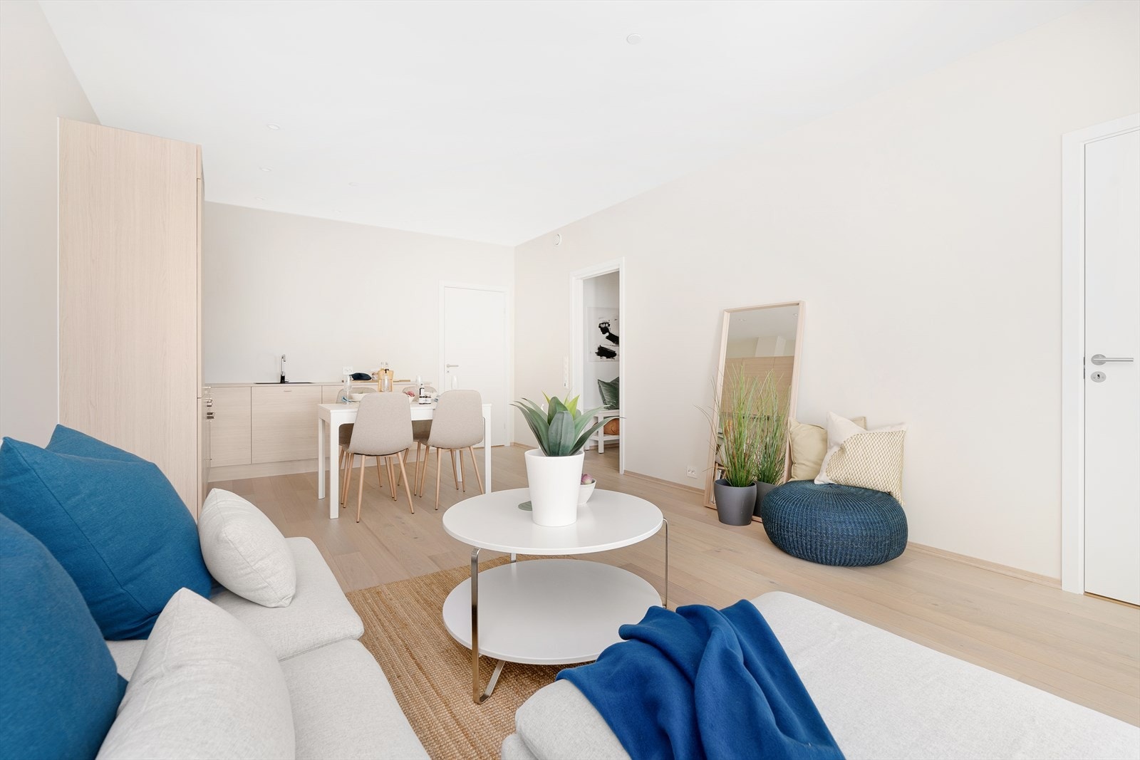 Åpen og luftig stue med god plass til både sofa- og spisegruppe Galleribilde