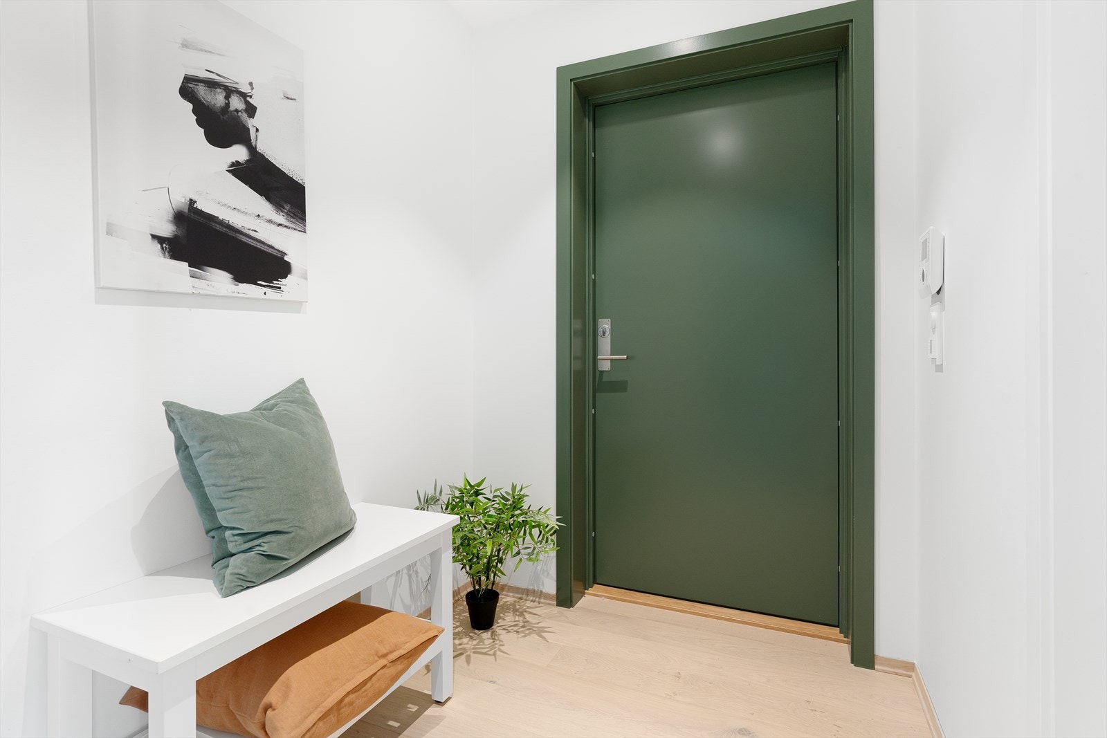 Velkommen inn! Gang med plass til oppbevaring av ytterklær og sko Galleribilde