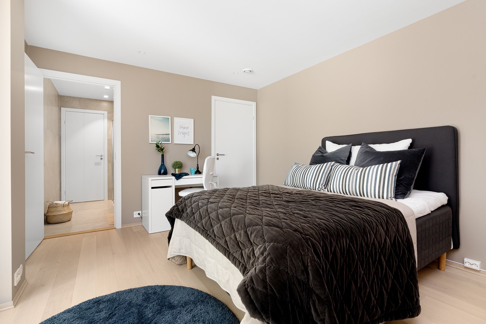 Romslig soverom med god plass til dobbeltseng og garderobeløsning Galleribilde