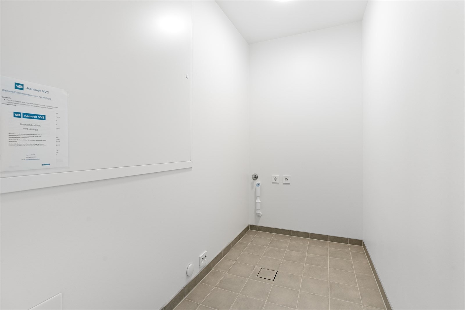 Eget vaskerom med opplegg til vaskemaskin. Galleribilde