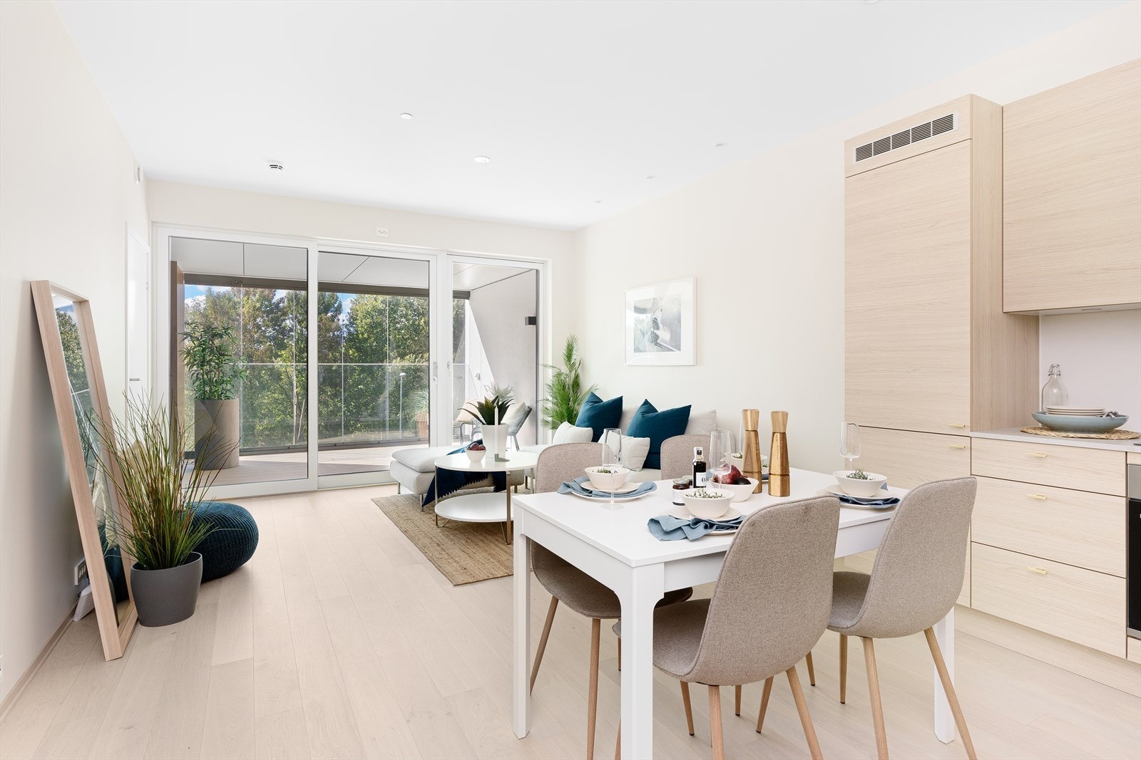 Store vindusflater som slipper inn rikelig med naturlig lys Galleribilde