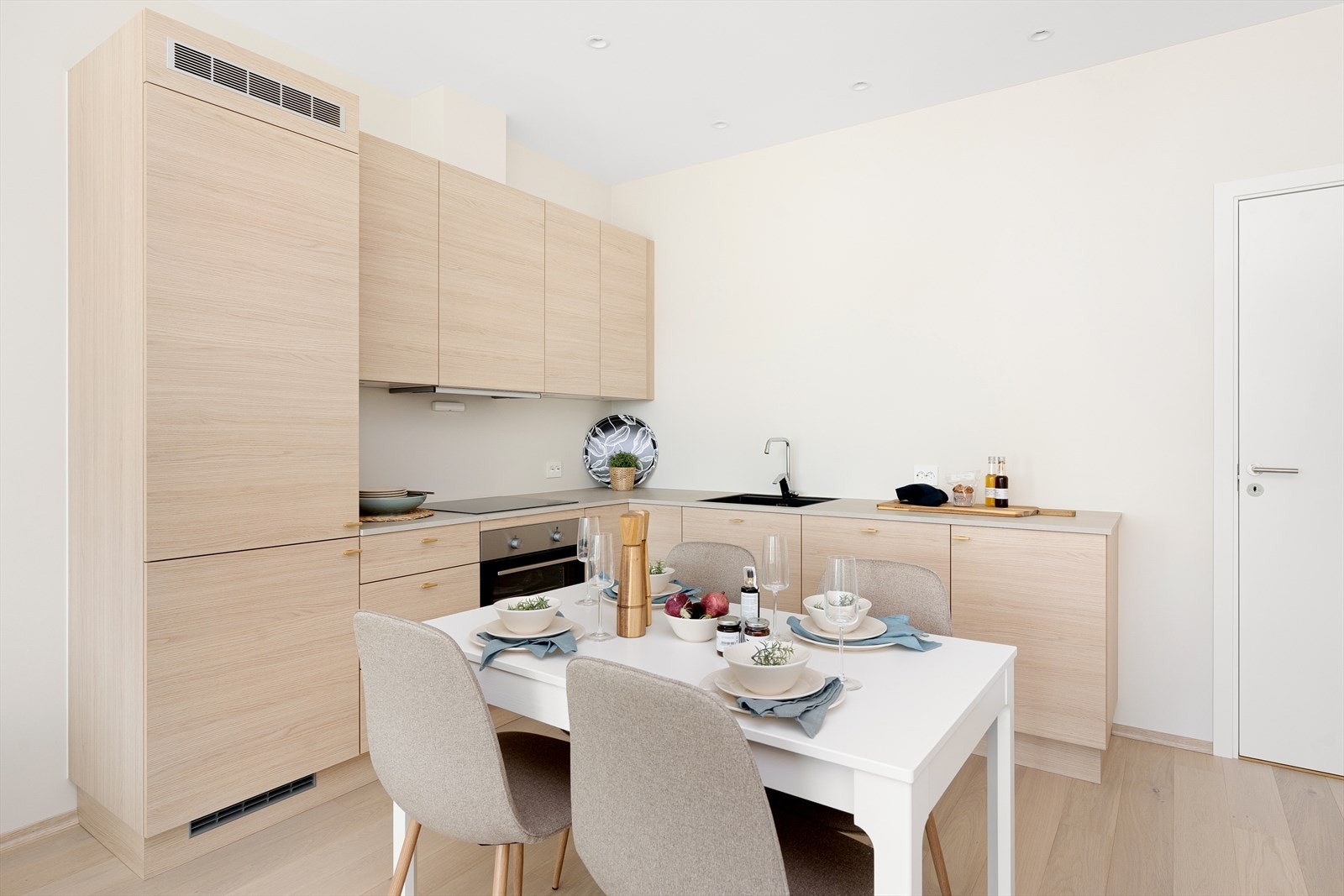 God plass til spisegruppe ved kjøkkenavdelingen Galleribilde