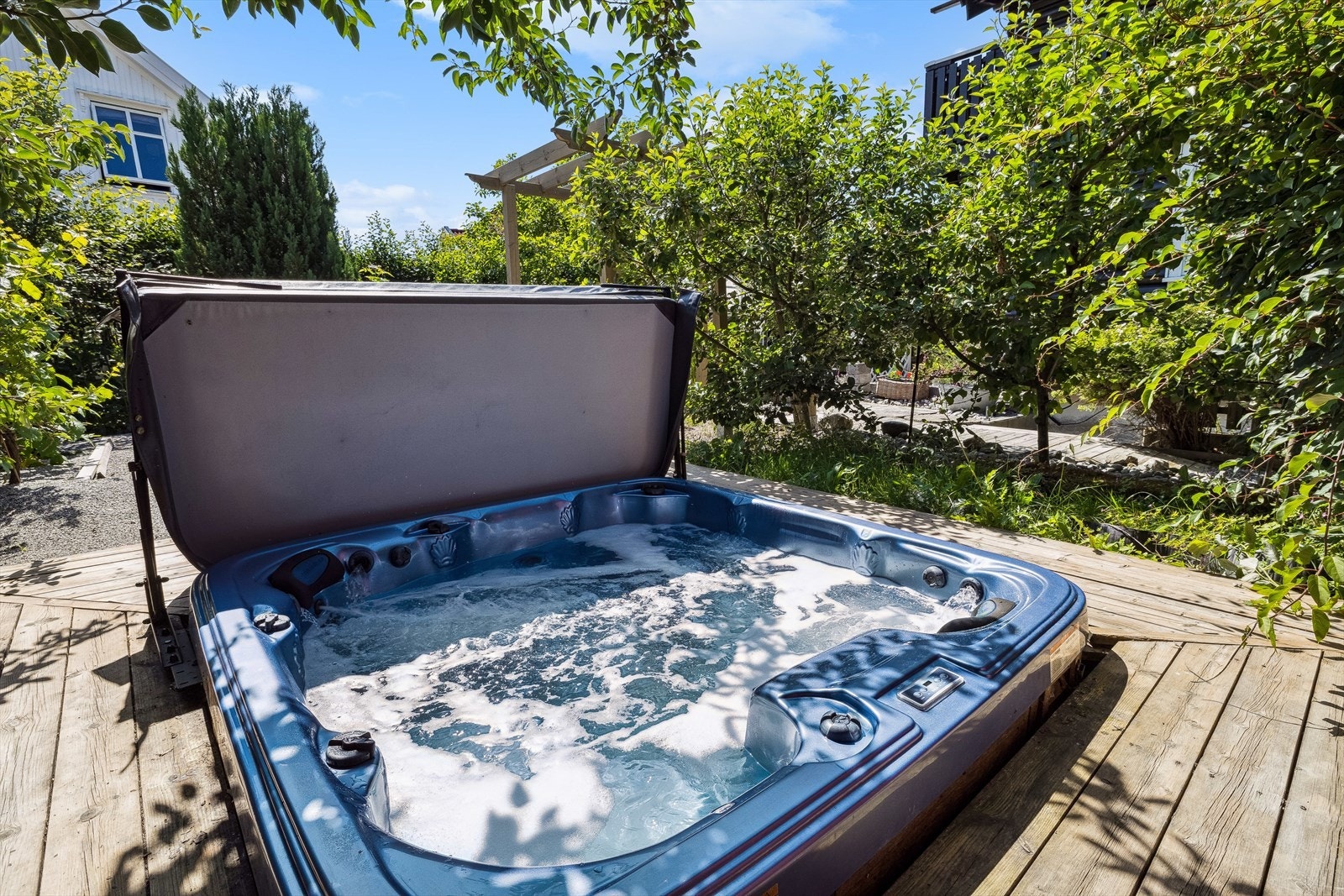Det er etablert jacuzzi på terrassen Galleribilde