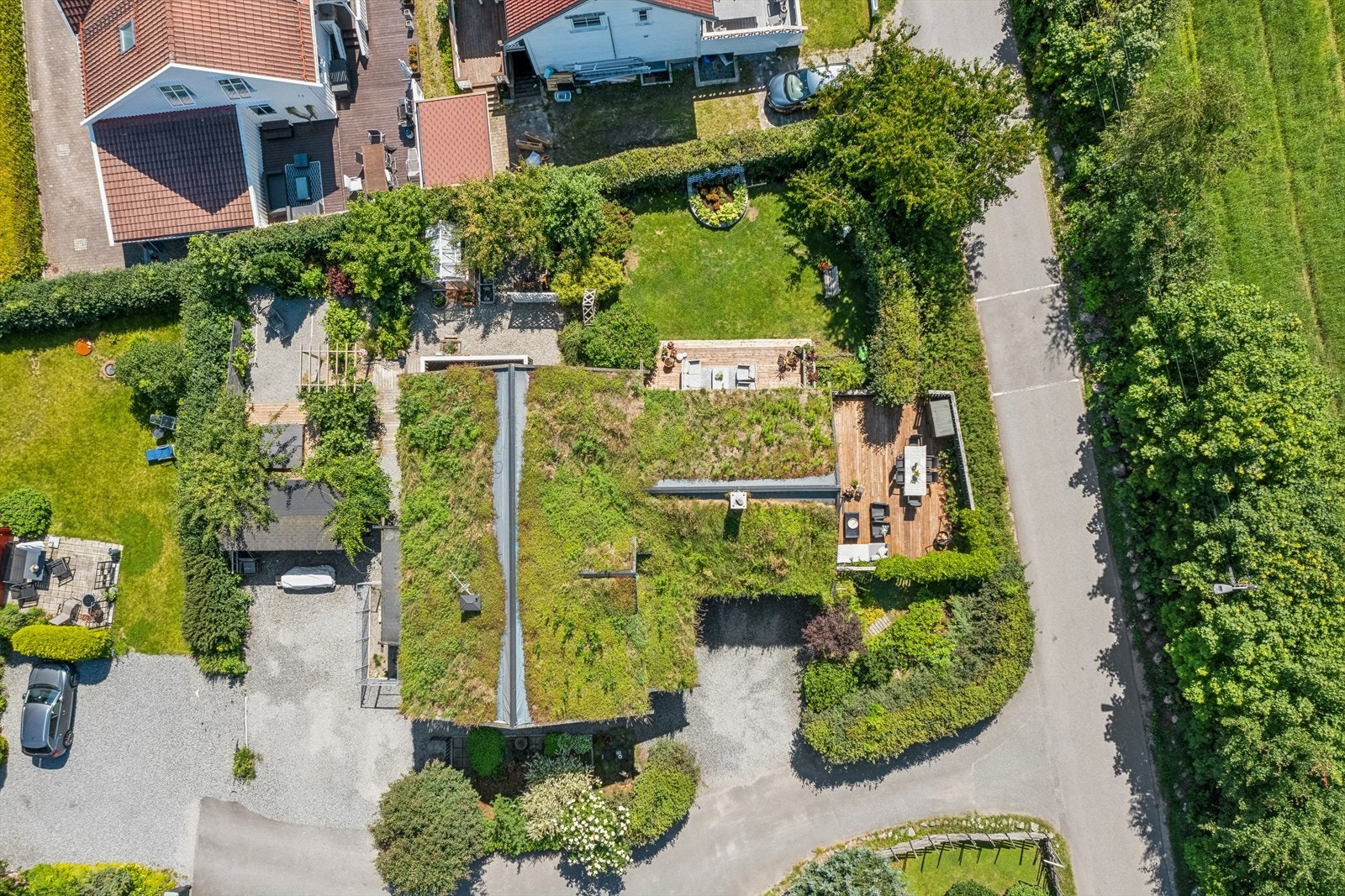 Eiendommen har frodig hage og solrik tomt med lune og usjenerte uteplasser Galleribilde