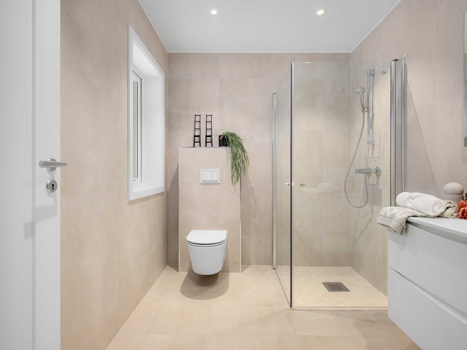 Svært lekkert baderom i tilknytning til soverommet Galleribilde