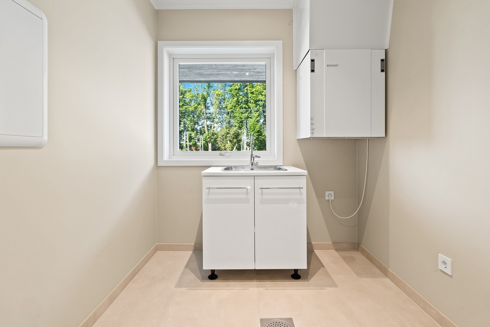 Leiligheten har i tillegg til 2 bad, vaskerom med sluk Galleribilde