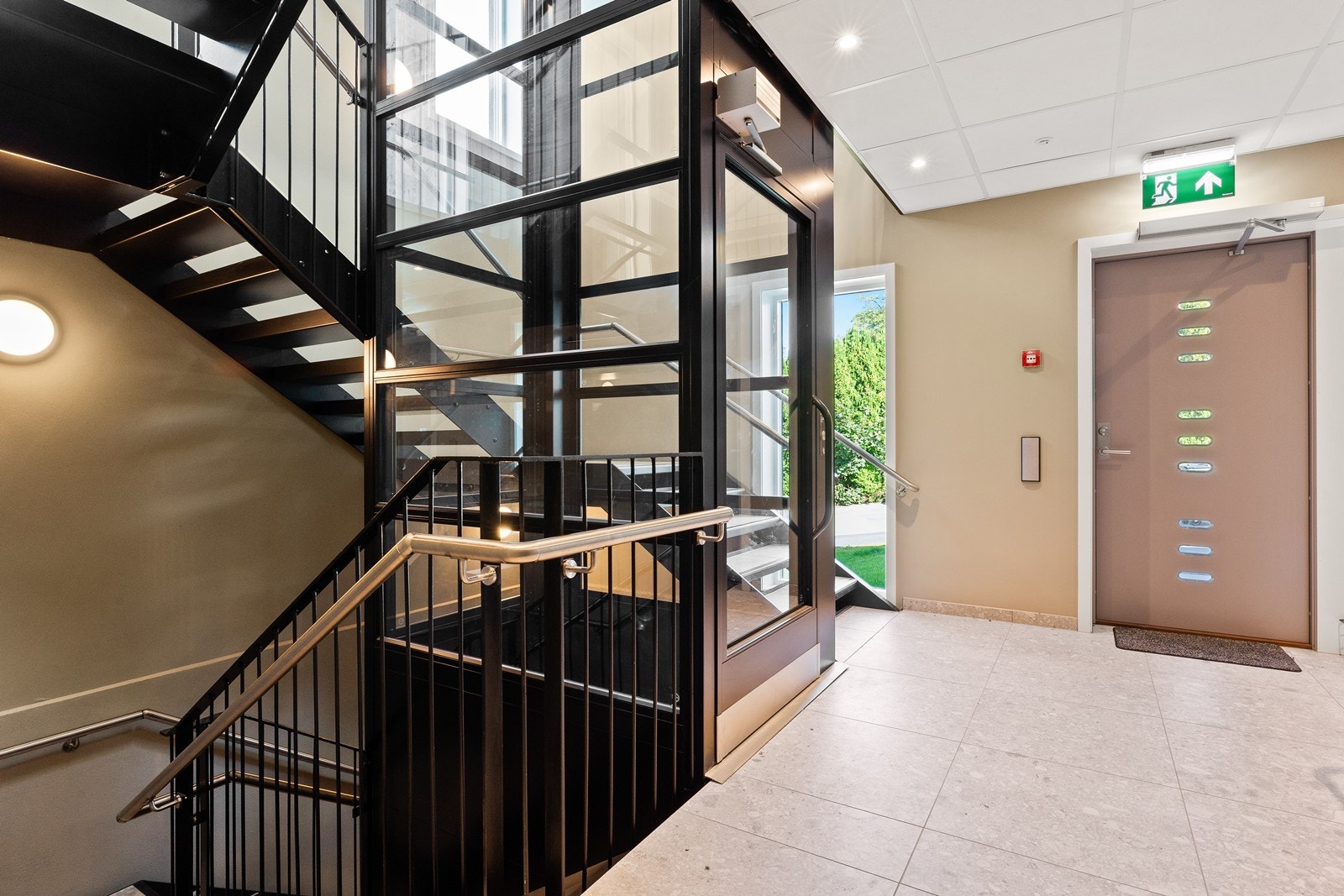 Inngangsparti - Det er trappfri adkomst fra siden av bygget Galleribilde