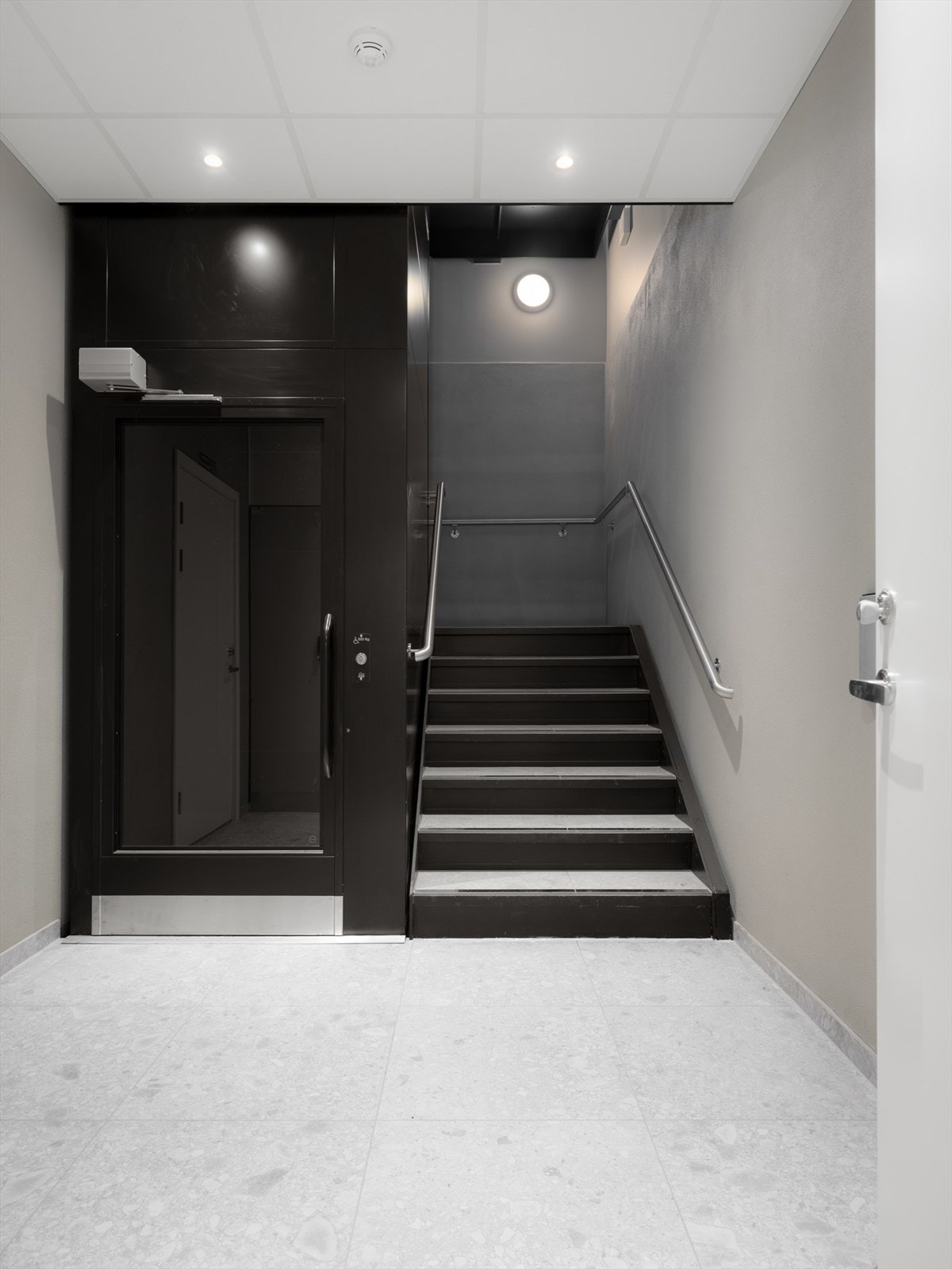 Inngangsparti fra garasjen Galleribilde