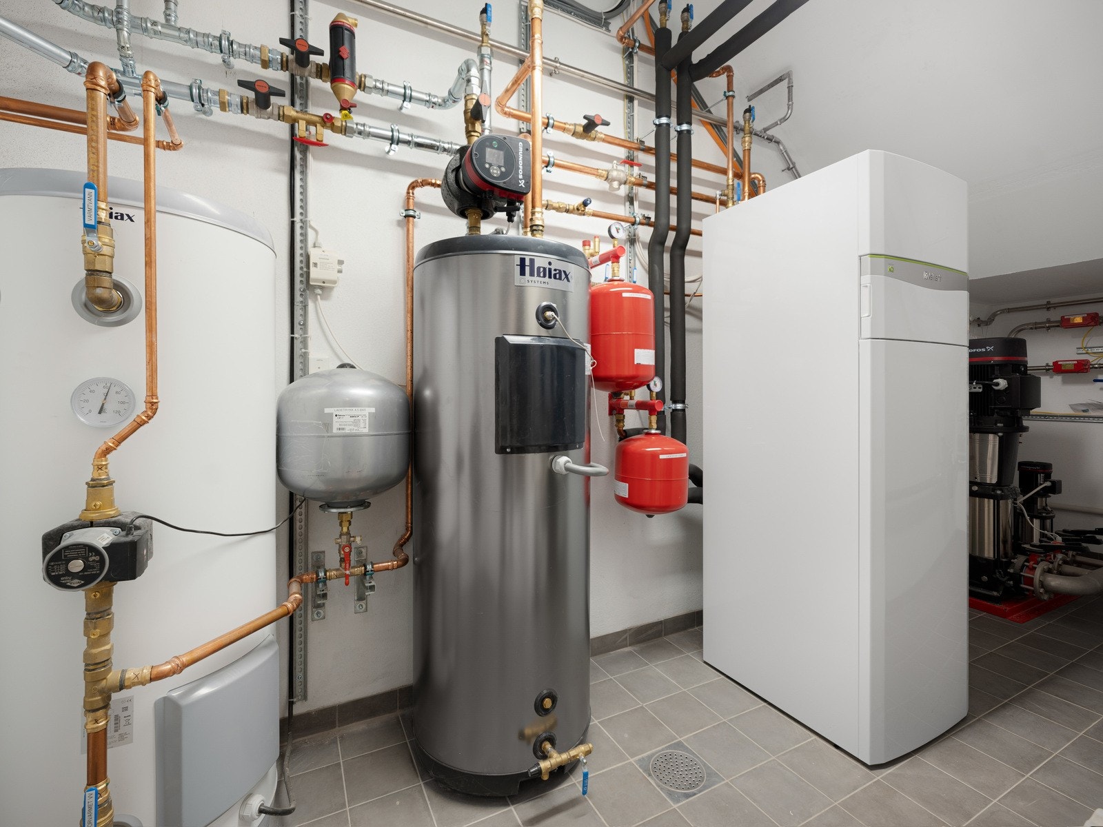 Felles teknisk rom med bergvarmeanlegg i kjeller Galleribilde