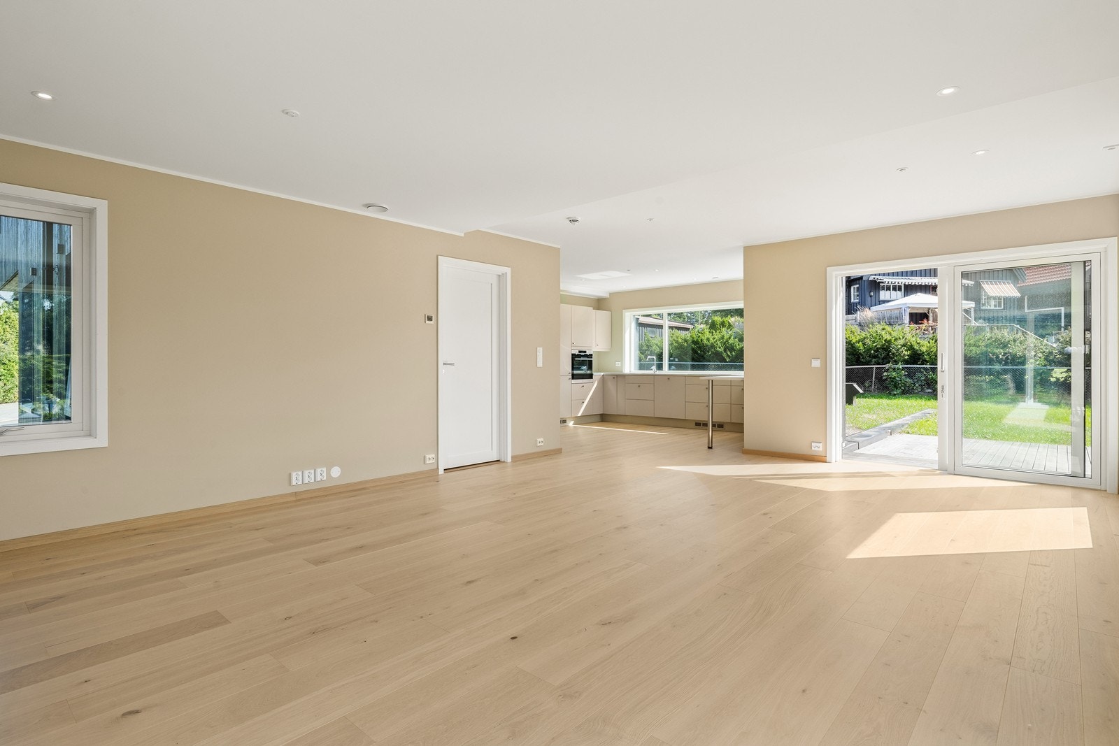 Stuen mot delvis åpen kjøkkenløsning Galleribilde