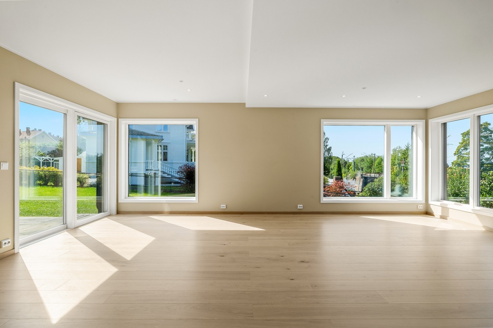 God plass til både sofagruppe og spisebord. Utgang til terrasse og privat hage Galleribilde