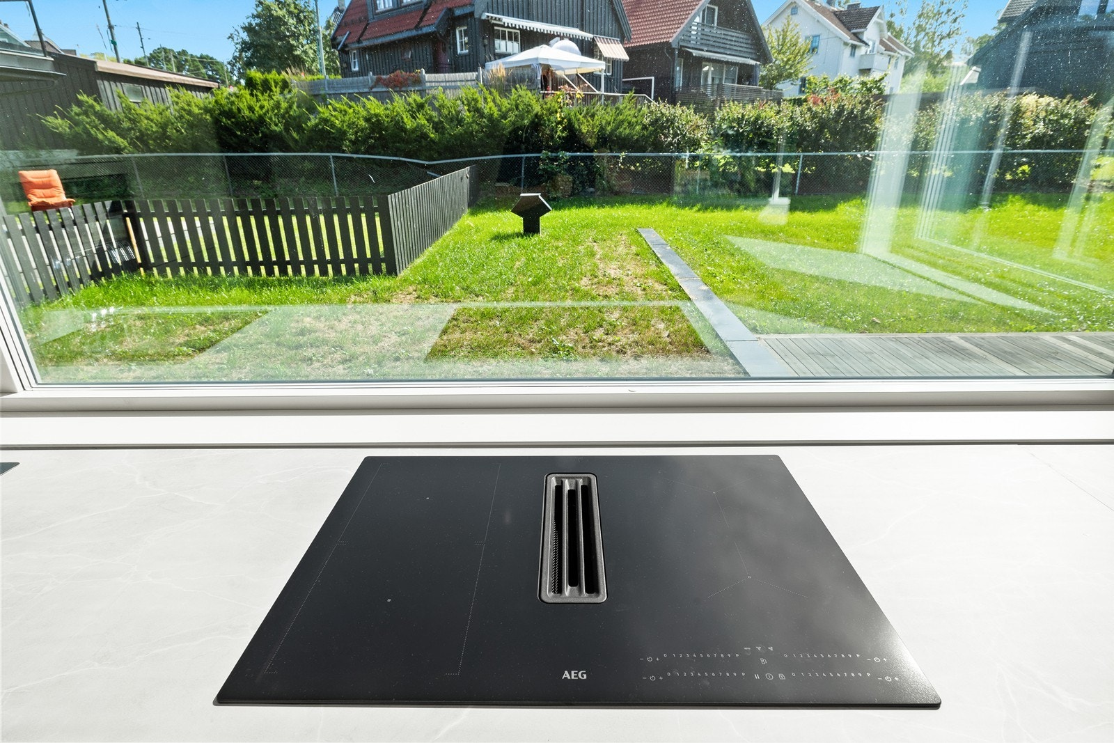 Flott Huseby kjøkken med utsikt ut til egen hage Galleribilde