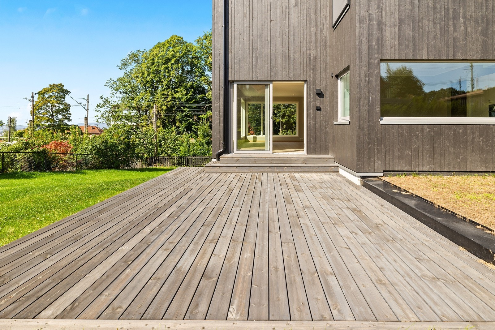 I tillegg til terrasse har boligen også privat hage Galleribilde