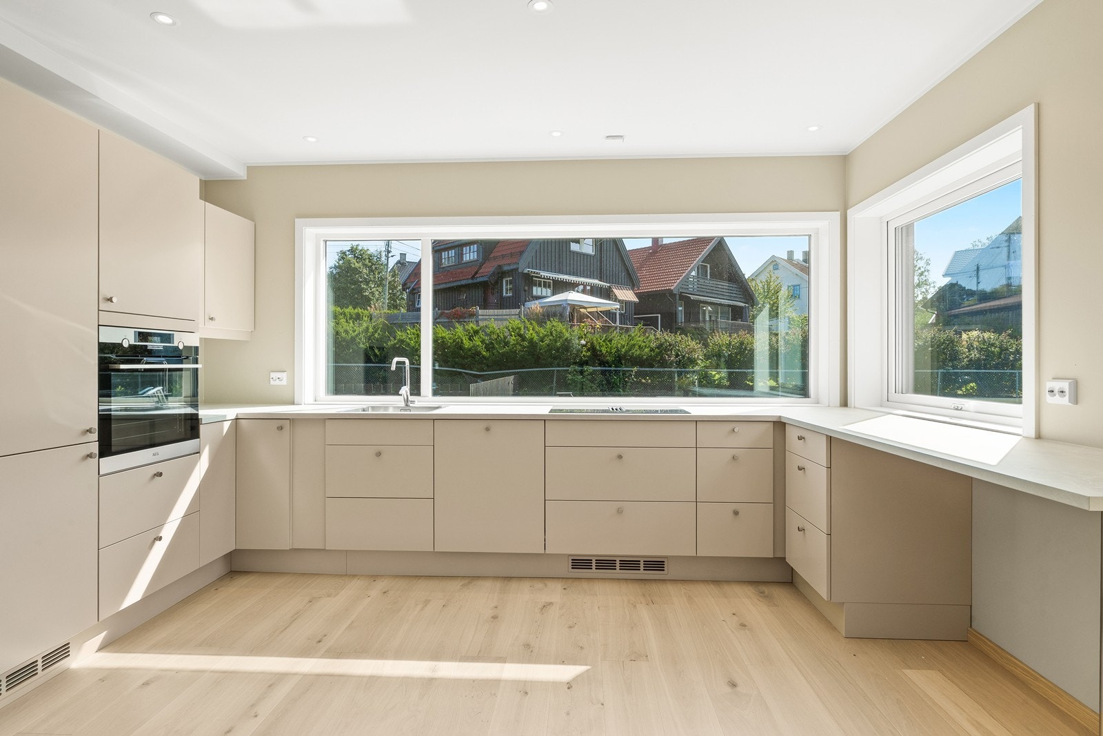 Fin kjøkkenkrok med store vinduer Galleribilde