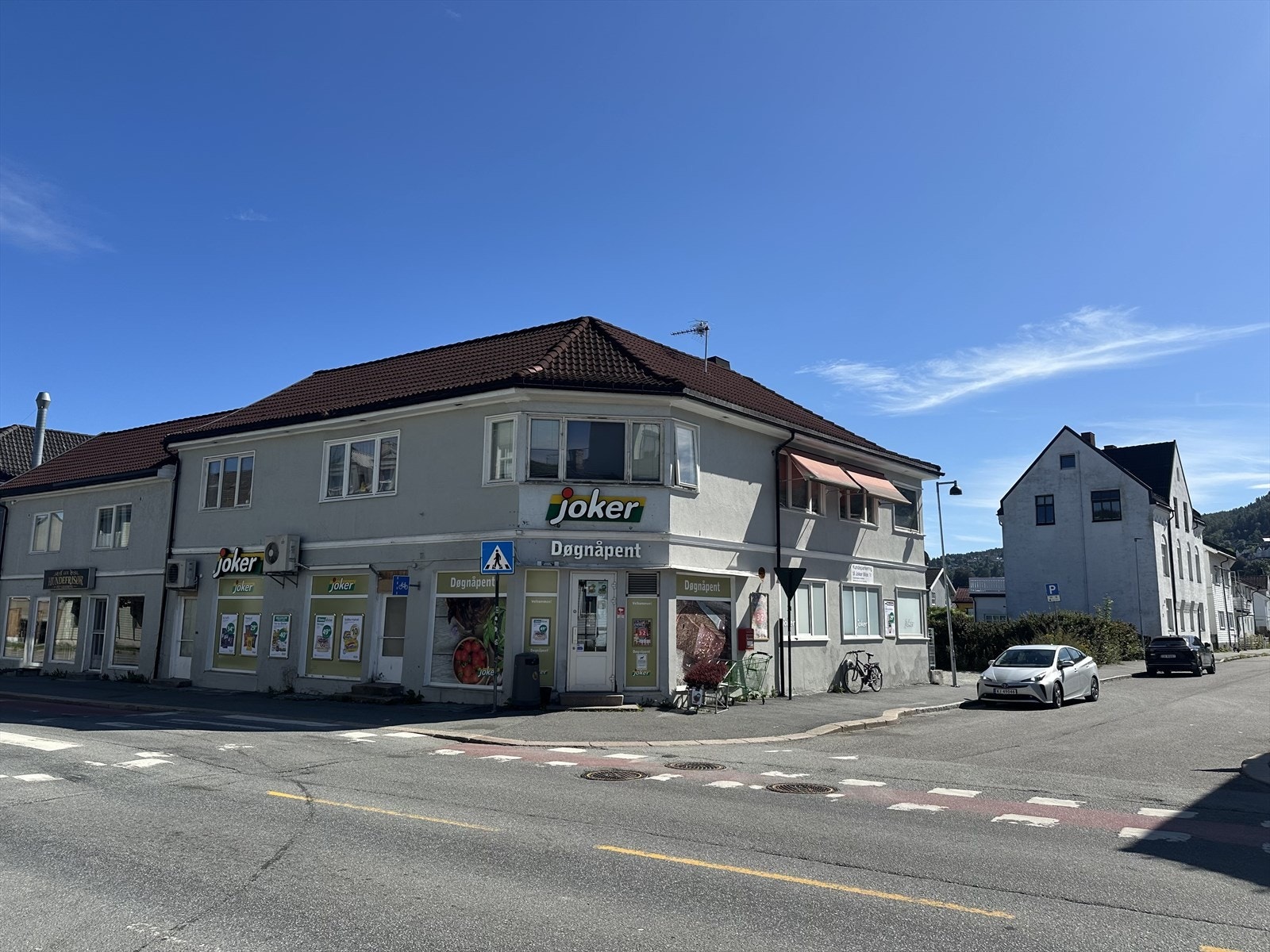 Rett over gaten ligger døgnåpen jokerbutikk Galleribilde