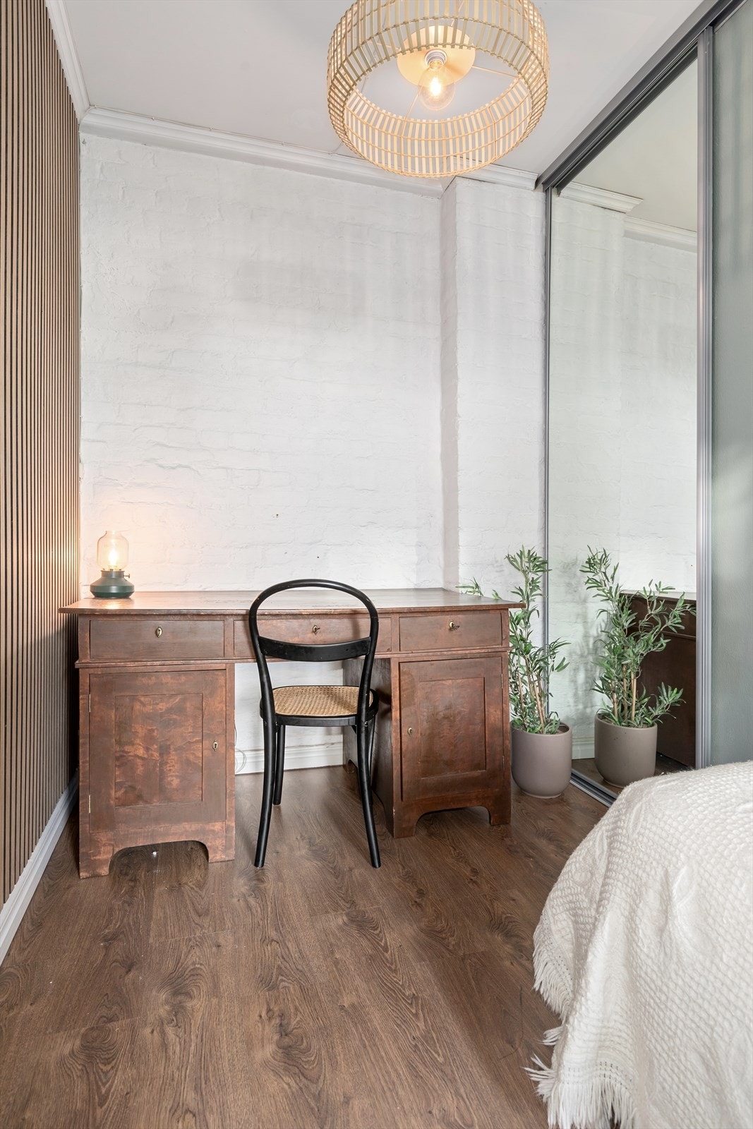 God plass for kontorløsning - bak skyvedøren er det også en romslig bod med garderobeinnredning Galleribilde