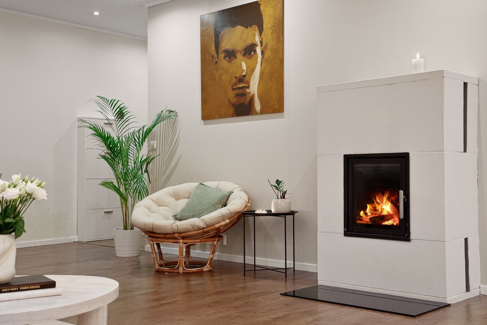 Den moderne peisen gir behagelig varme på de kaldere dagene Galleribilde