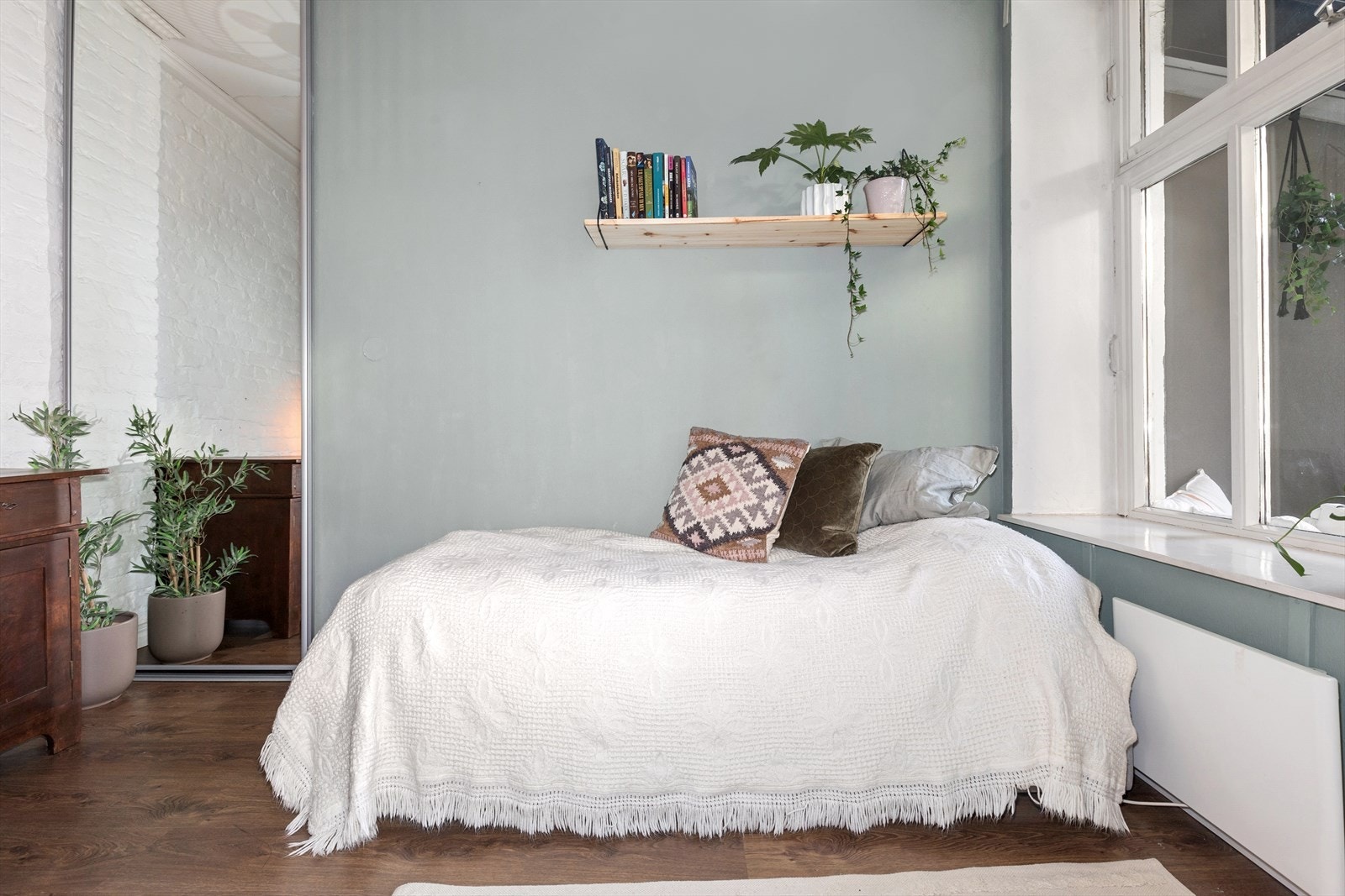 Soverom 2 har også vindu mot rolig bakgård - her er det god plass til gjesteseng og skrivebord Galleribilde