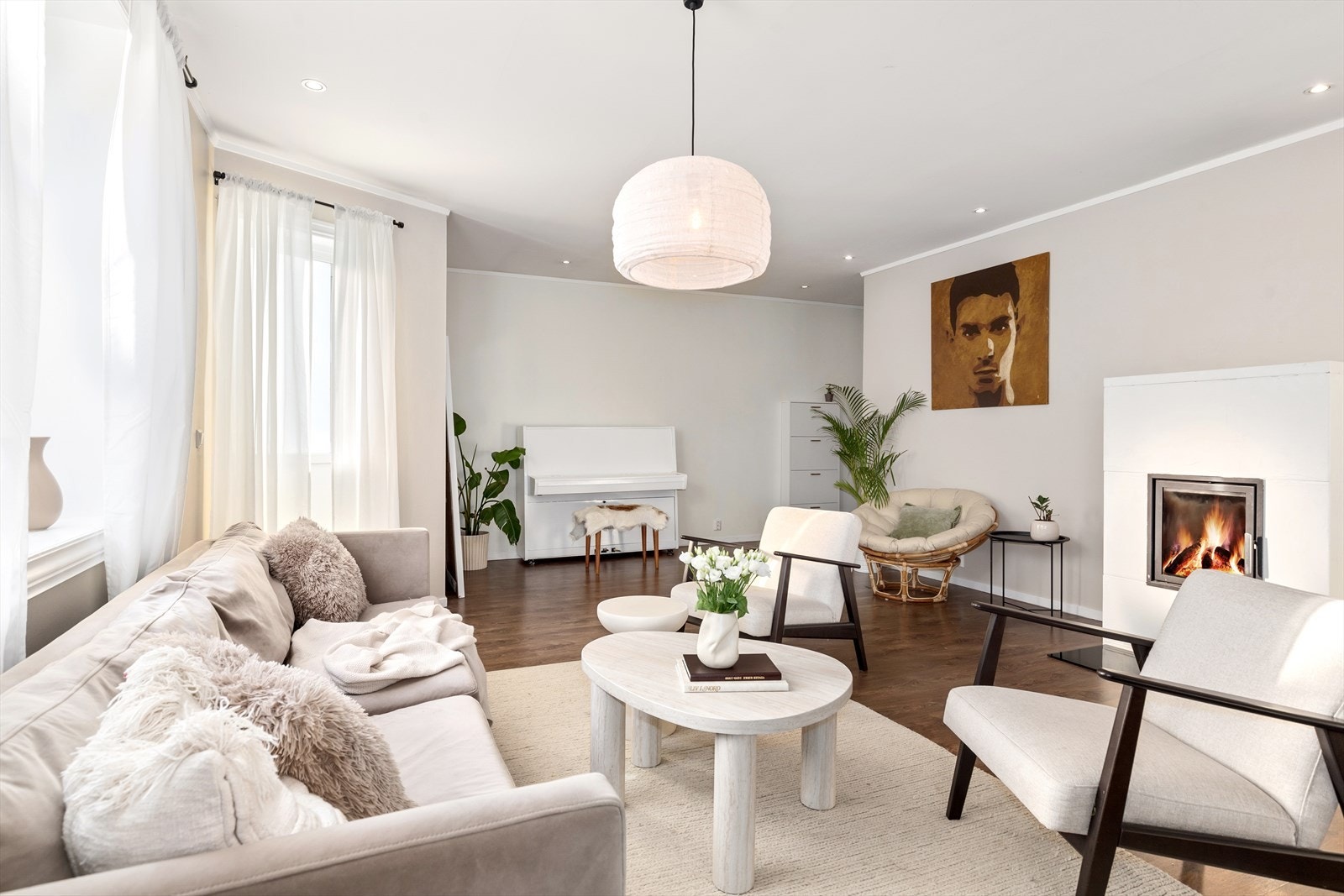 Stuen har ett meget moderne preg med glatte overflater og store vinduer Galleribilde