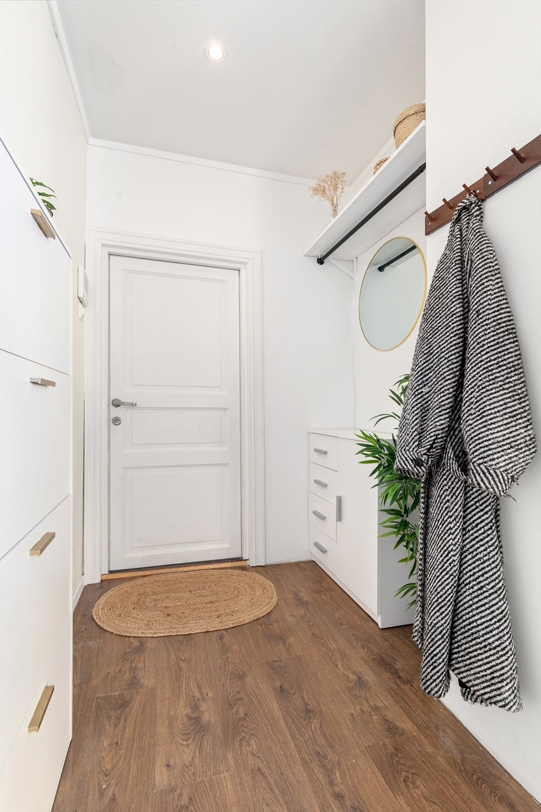 Koselig gang med mye garderobeoppheng ønsker deg velkommen inn Galleribilde