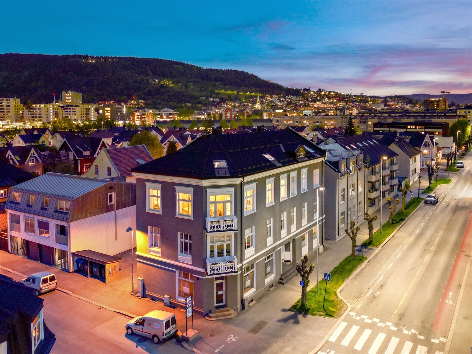 Det er 4 parkeringsplasser i bakgården som tildeles etter ansiennitet - sameiet betaler for soneparkering til de som ikke har plass i bakgården Galleribilde