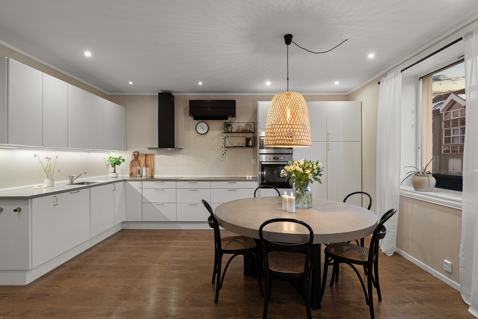 Dette er en meget lekker leilighet med 2 soverom, åpen stue/kjøkkenløsning, bad og liten terrasse Galleribilde